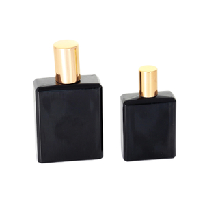Frasco de perfume de mujer negro con forma de rectángulo y tapón dorado