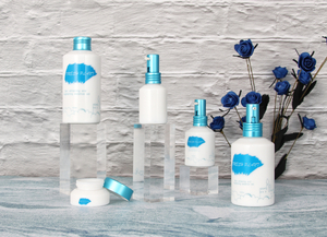 Botellas y frascos de vidrio blanco con tapas azules