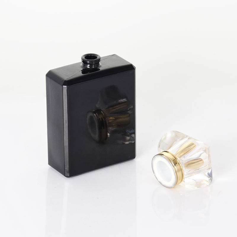 Elegante botella de perfume de vidrio en aerosol de colonia negra y dorada